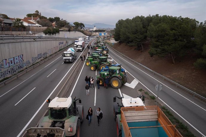 Unos 150 tractores han cortado este martes sobre las 16 horas la carretera C-17, sentido sur, a la altura de Parets del Vallès.