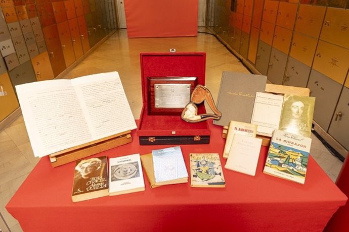 El legado se complementó con una decena de títulos aportados por el Instituto, primeras ediciones de obras publicadas por la novelista y cuentista vallisoletana.