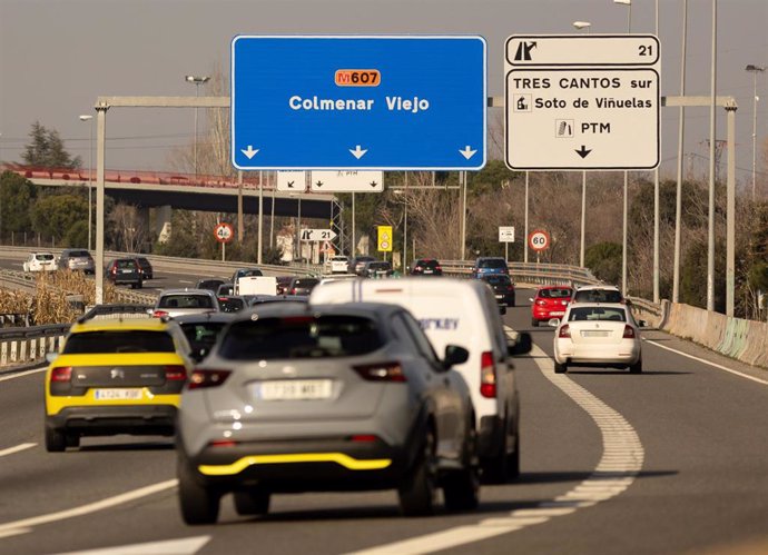 Varios coches circulan por la M-607, a 31 de enero de 2024, en Tres Cantos, Madrid (España)