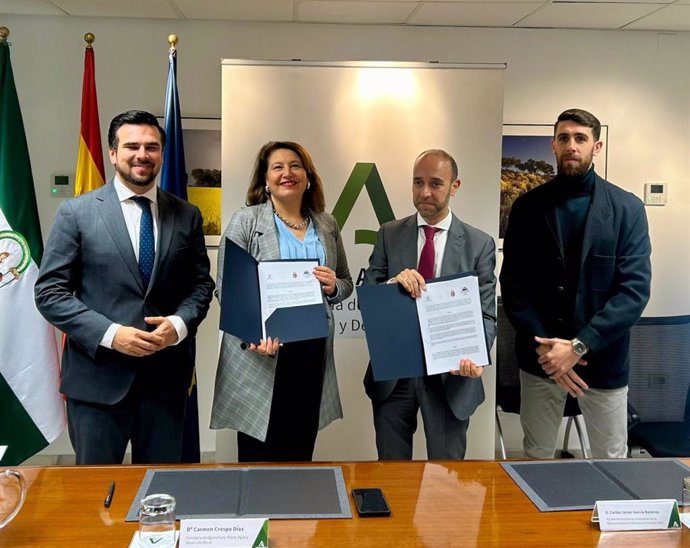 La consejera de Agricultura, Pesca, Agua y Desarrollo Rural, Carmen Crespo, en la firma de un convenio con el alcalde de Grazalema y presidente de la Mancomunidad de Municipios de la Sierra de Cádiz, Carlos Javier García.