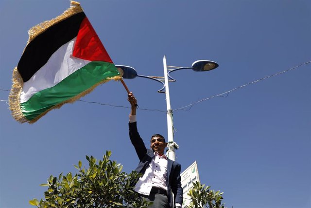 Un manifestante en Yemen con una bandera palestina