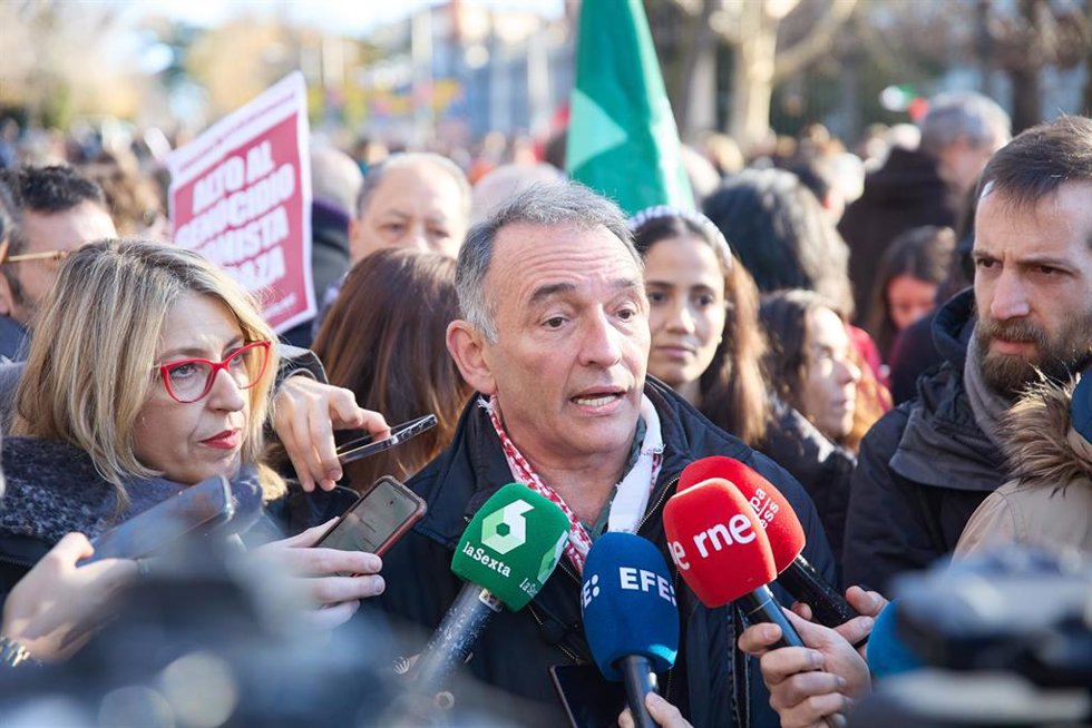 El secretario general del PCE en España, portavoz parlamentario de IU y diputado de Sumar, Enrique Santiago, ofrece declaraciones a los medios durante una manifestación en apoyo a Palestina, a 20 de enero de 2024, en Madrid (España). La Red Solidaria Co