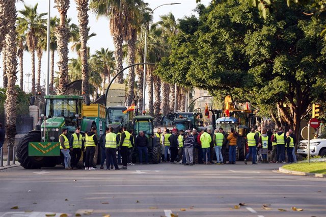 Cientos de agricultores y ganaderos cortan las principales calles de acceso a la capital malagueña