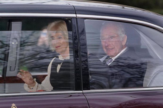 El rey Carlos III y la reina Camila abandonan Clarence House, en Londres