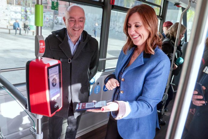 L'alcaldessa de Valncia, María José Catalá, al costat de l'edil Mobilitat, Jesús Carbonell, en la presentació de la nova targeta dvirtual MovimEMT partisca viatjar a l'EMT.