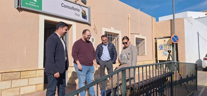 Mateo Hernández (PSOE) visita el centro de salud de Rioja (Almería)