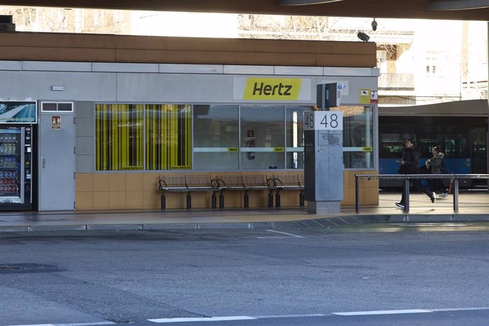 Archivo - Un establecimiento de la cadena de alquiler de automóviles Hertz, en Plaza de Castilla, a 26 de febrero de 2023, en Madrid (España). 