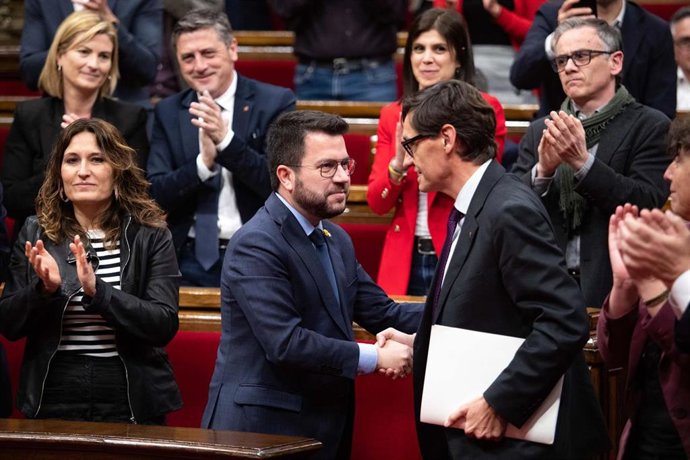 Archivo - El presidente de la Generalitat, Pere Aragons (c), y el primer secretario del PSC, Salvador Illa (d), se dan la mano tras la aprobación de los Presupuestos de la Generalitat 2023.