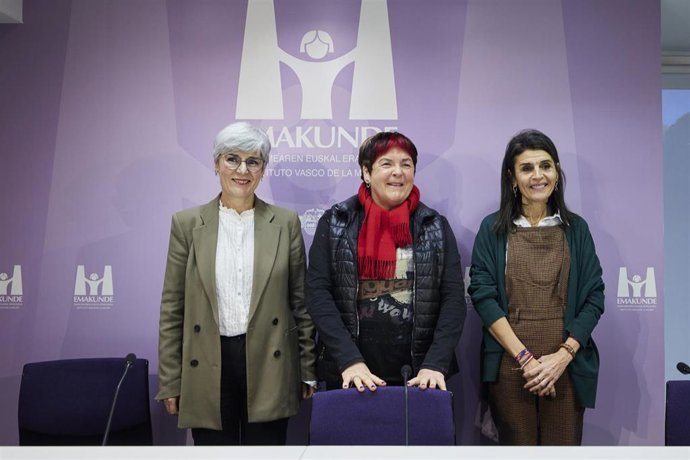 Archivo - La directora de Emakunde, Miren Elgarresta, junto a la escritora Mariasun Landa y la consejera de Igualdad, Nerea Melgosa