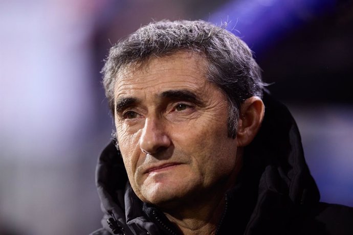 Ernesto Valverde head coach of Athletic Club looks on during the Copa del Rey Round of 32 match between SD Eibar and Athletic Club at Ipurua on January 7, 2024, in Eibar, Spain.