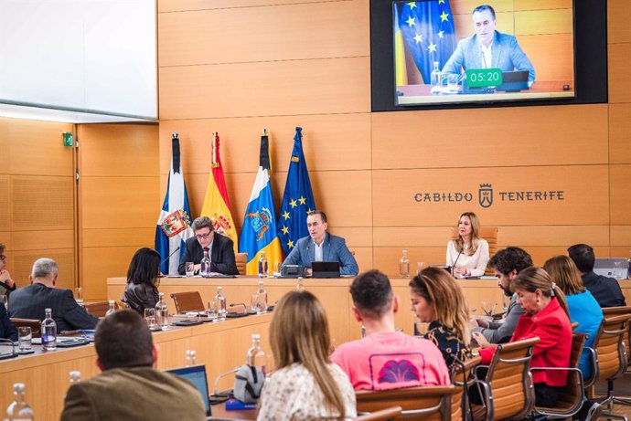 Pleno extraordinario del Cabildo de Tenerife para debatir la subida al Teide del influencer 'TheGrefg'