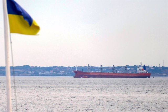 Archivo - Barco cargado de cereales ucranianos cruza el mar Negro