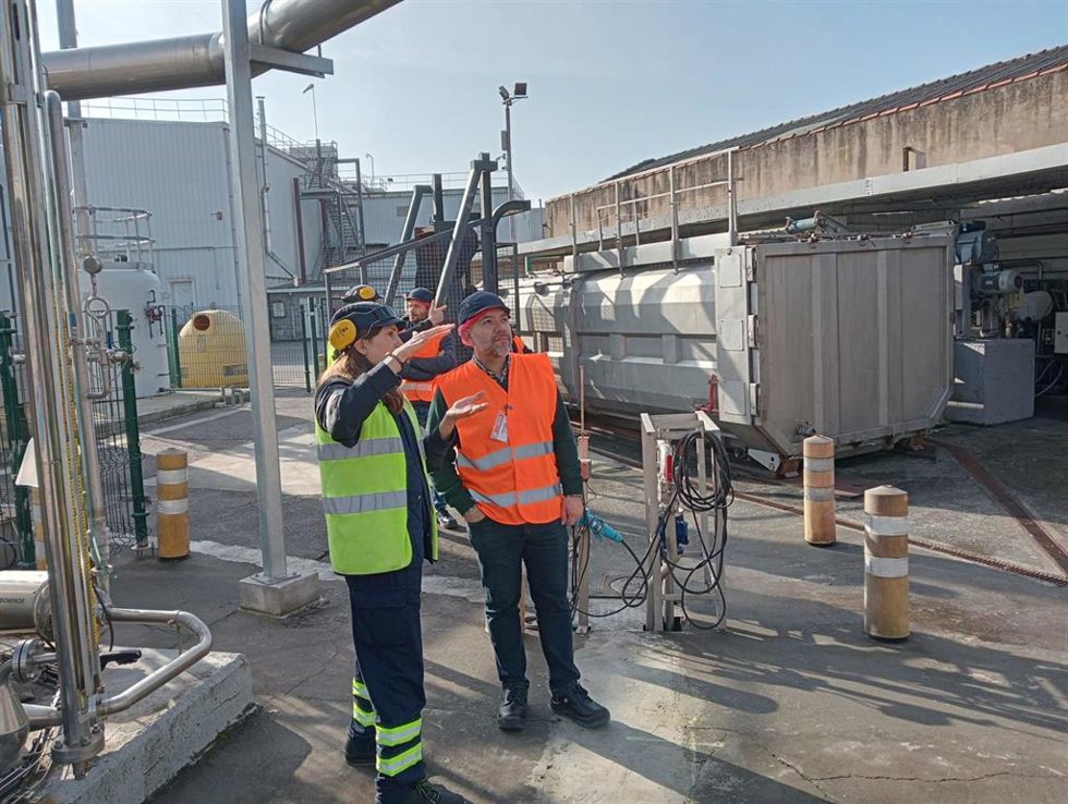 Visita del concejal de Medio Ambiente y Sostenibilidad de Gijón, Rodrigo Pintueles (PP), a la factoría de Nestlé en el barrio gijonés de Tremañes.
