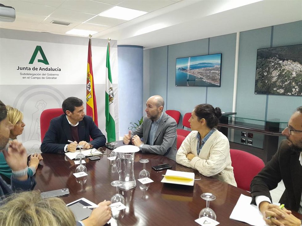 El subdelegado de la Junta en el Campo de Gibraltar, Javier Rodríguez Ros, y la delegada territorial de Desarrollo Educativo y Formación Profesional en Cádiz, Isabel Paredes, reunidos con la Asociación de Empresas de Servicios de la Bahía de Algeciras