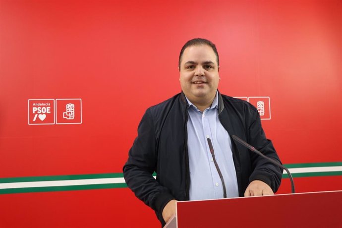 Archivo - El parlamentario del PSOE-A Víctor Torres, en una foto de archivo.