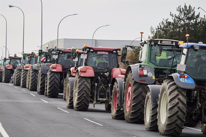 Decenas de tractores colapsan la carretera PA31, a 6 de febrero de 2024, en Pamplona, Navarra (España). Agricultores y ganaderos de toda España han sacado sus tractores a las carreteras desde esta madrugada para pedir mejoras en el sector, entre ellas exi