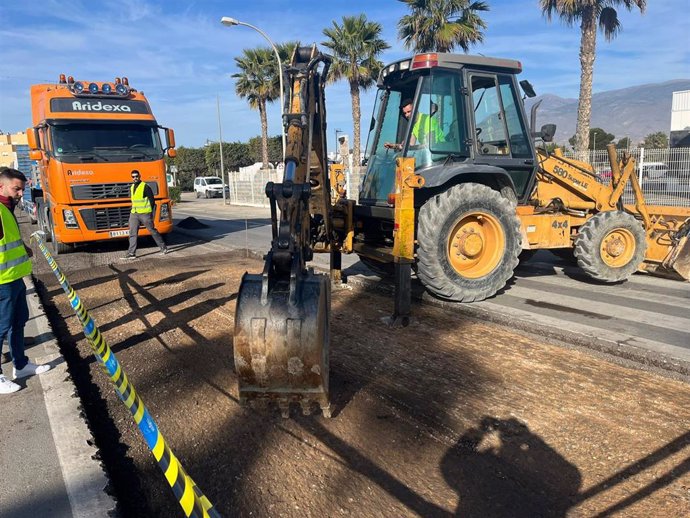 Obras del nuevo asfalto que reducirá el ruido del tráfico por la travesía de Las Norias