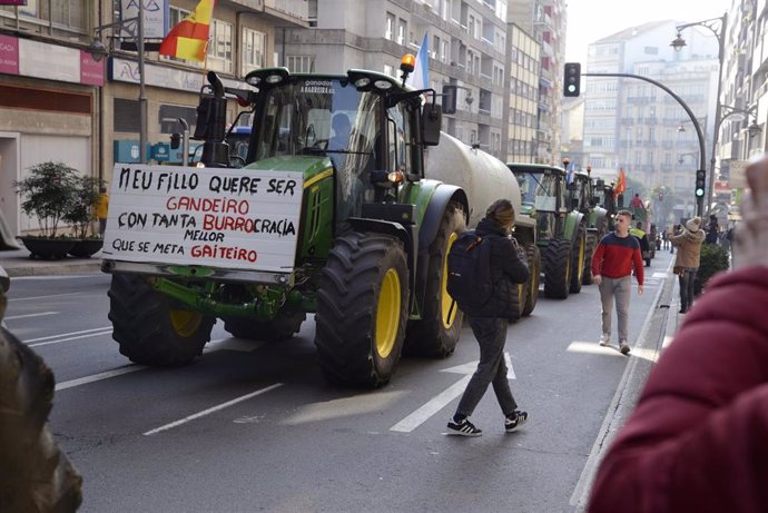 Tractores durante una concentración, a 6 de febrero de 2024, en Ourense, Galicia (España). Agricultores y ganaderos de toda España han sacado sus tractores a las carreteras desde esta madrugada para pedir mejoras en el sector, entre ellas exigir ayudas pa