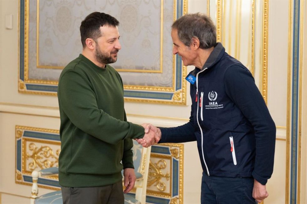El director general del Organismo Internacional de la Energía Atómica (OIEA), Rafael Grossi, y el presidente de Ucrania, Volodimir Zelenski