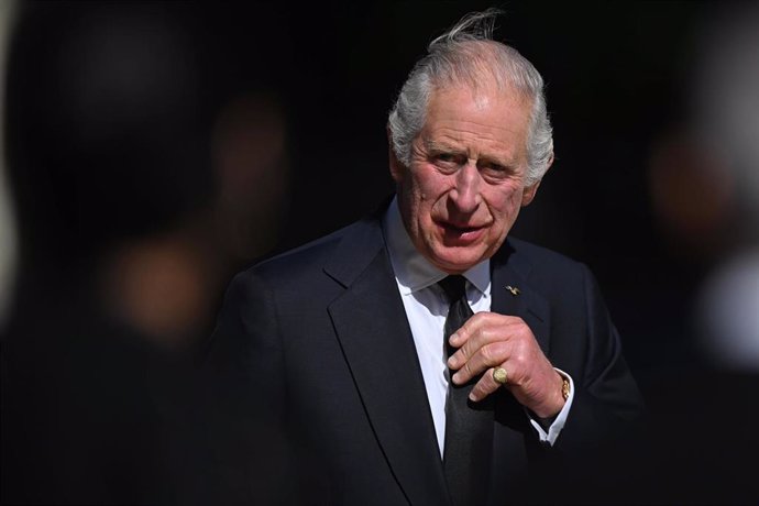 Archivo - 17 September 2022, United Kingdom, London: King Charles III visits the Metropolitan Police Service Special Operations Room (SOR) Lambeth HQ in south London, to thank Emergency Service workers for their work and support ahead of the funeral of Qu