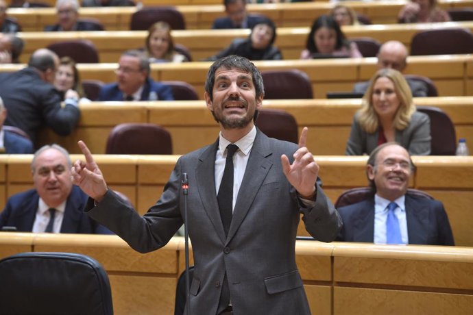 El ministro de Cultura, Ernest Urtasun, durante una sesión de control al Gobierno en la Cámara Alta, a 6 de febrero de 2024, en Madrid (España). El Gobierno afronta esta sesión de control con incertidumbre después de que el PP manifestase que haría efec