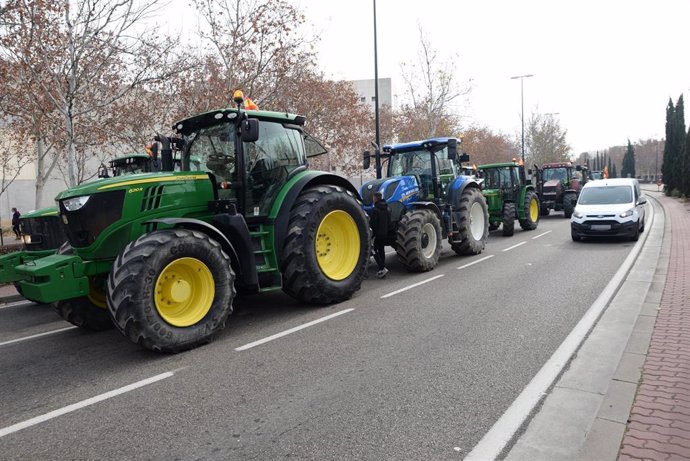 Tractores durante una manifestación de agricultores por una calle de Zaragoza, a 6 de febrero de 2024, en Zaragoza, Aragón (España).