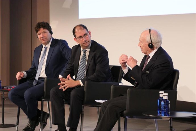 Michel-Yves Bolloré y Olivier Bonnassies junto al periodista Isidro Catela.