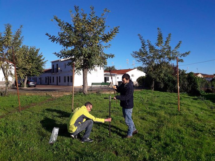 Investigadores analizando suelos de Minas de Riotinto (Huelva).