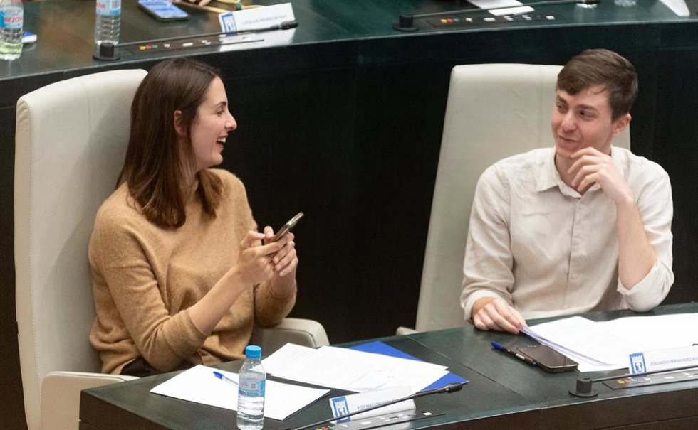 Archivo - La portavoz de Más Madrid en el Ayuntamiento, Rita Maestre, y el portavoz adjunto de Más Madrid en el Ayuntamiento, Eduardo Fernández Rubiño, durante una sesión extraordinaria del Pleno Municipal,  