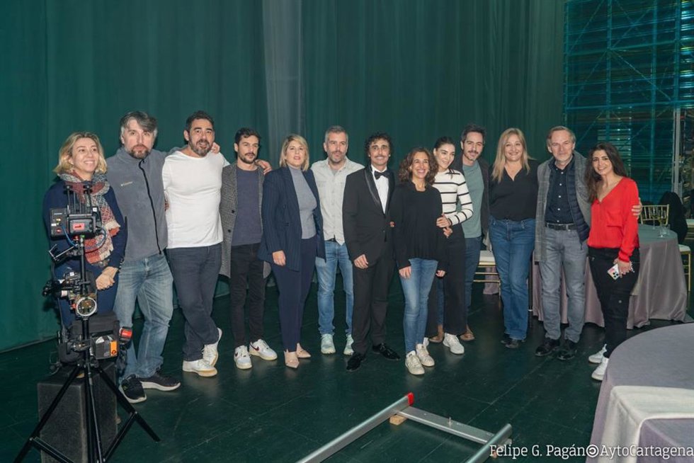 La alcaldesa de Cartagena, Noelia Arroyo, con parte del elenco de 'Hotel Bitcoin'