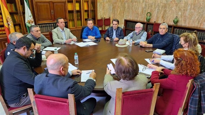 La Mesa del Agua de Almería se reúne con el subdelegado de Gobierno, José María Martín.