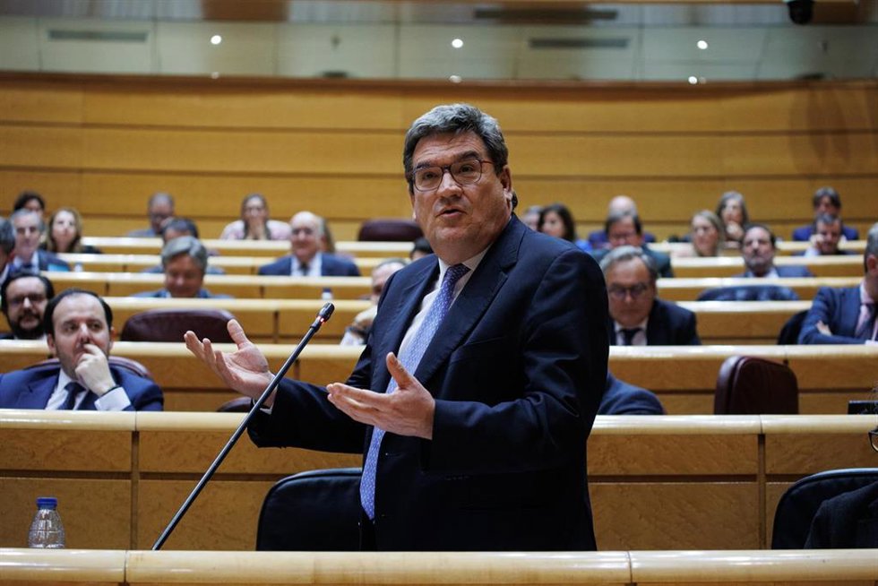 Archivo - El ministro de Inclusión, Seguridad Social y Migraciones en funciones, José Luis Escrivá, interviene durante una sesión de control al Gobierno, en el Senado, a 7 de noviembre de 2023, en Madrid (España). Durante la sesión, se han abordado cues
