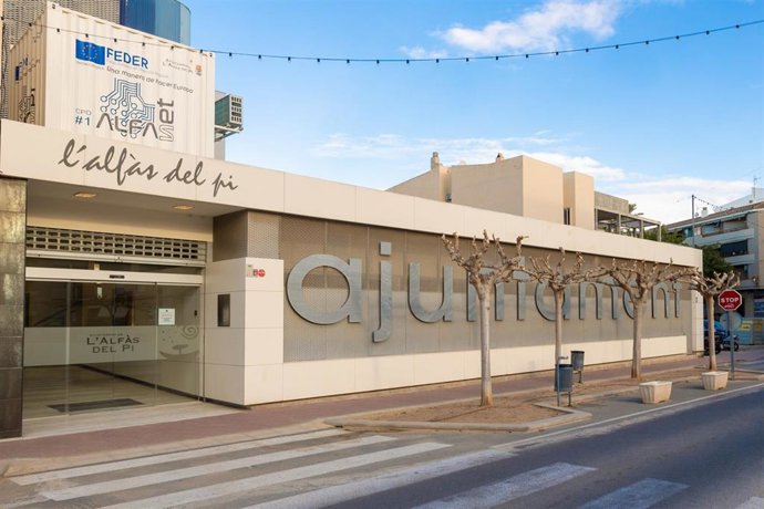 Archivo - Fachada del Ayuntamiento de l'Alfs del Pi (Alicante)