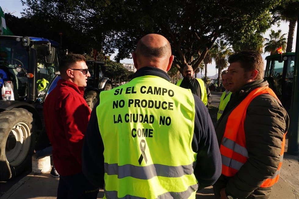 Cientos de agricultores y ganaderos cortan las principales calles de acceso a la capital malagueña