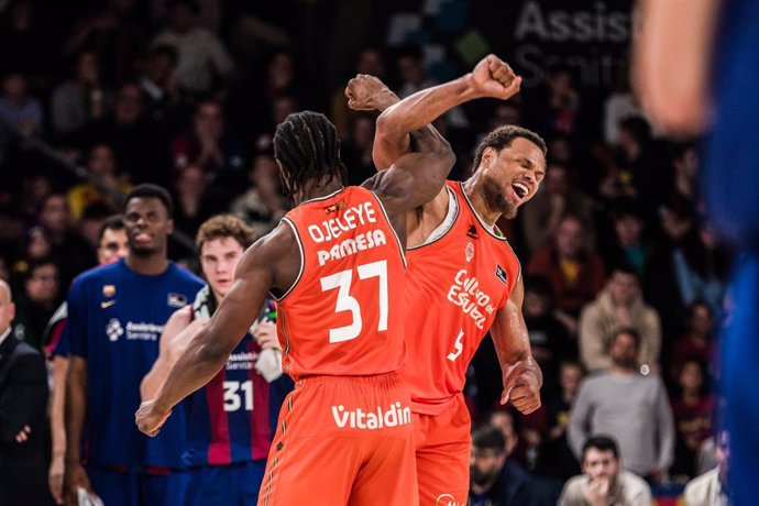 Justin Anderson celebra  con Semi Ojeleye la victoria ante el Barça en el Palau Blaugrana en la Liga Endesa 2023-2024