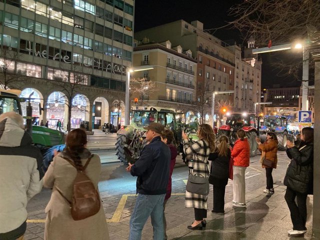 Numerosos vecinos de la capital aragonesa aplauden el paso de los tractores de los agricultores y ganaderos movilizados.