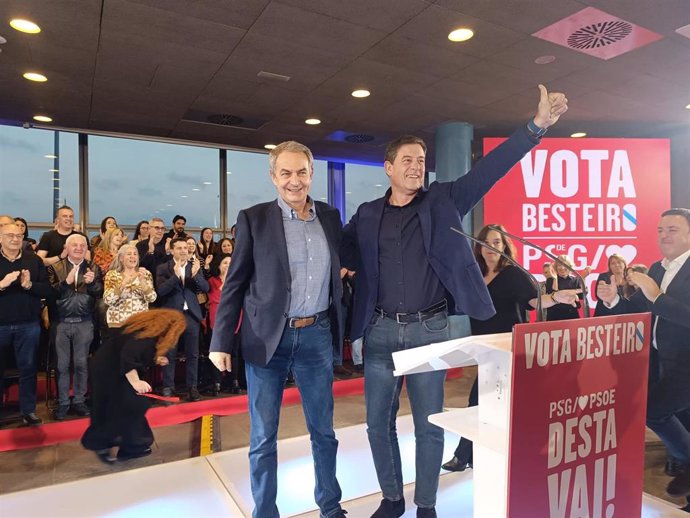 El expresidente del Gobierno José Luis Rodríguez Zapatero y el candidato socialista a la Presidencia de la Xunta, José Ramón Gómez Bestiero, en el mitin celebrado en el Palexo de A Coruña