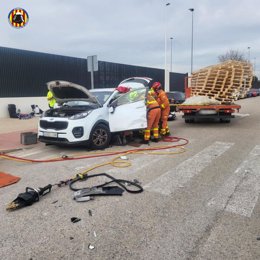 Accidente entre un camión y un coche en el polígono de Riba-roja (Valencia)