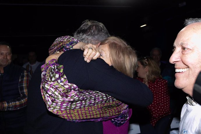 Rueda se funde en un abrazo con su madre, que siguió su mitin en Ribadeo.