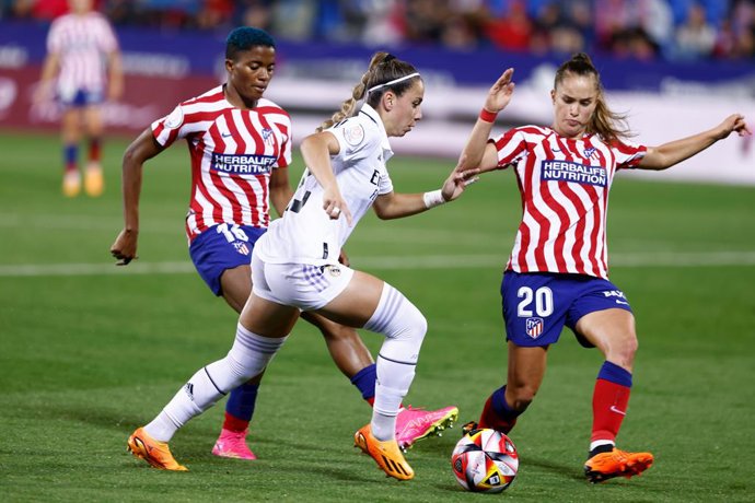 Archivo - Athenea del Castillo of Real Madrid and Andrea Medina of Atletico de Madrid in action during the Spanish Women Cup, Copa de la Reina, Final football match played between Real Madrid and Atletico de Madrid at Municipal de Butarque stadium on May 
