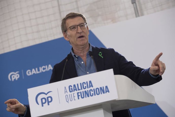 El presidente del PP, Alberto Núñez Feijóo, interviene durante una comida del Partido Popular, en el Pabellón Óscar Pereiro, a 4 de febrero de 2024, en Mos, Pontevedra, Galicia (España). El presidente del Partido Popular ha acudido a Mos para participar