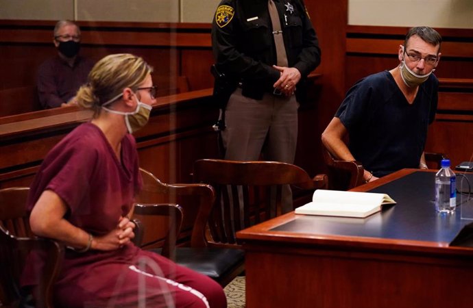 Archivo - Los padres de Ethan Crumbley durante una vista por el juicio contra su hijo, condenado a cadena perpetua por un tiroteo en un instituto de Michigan