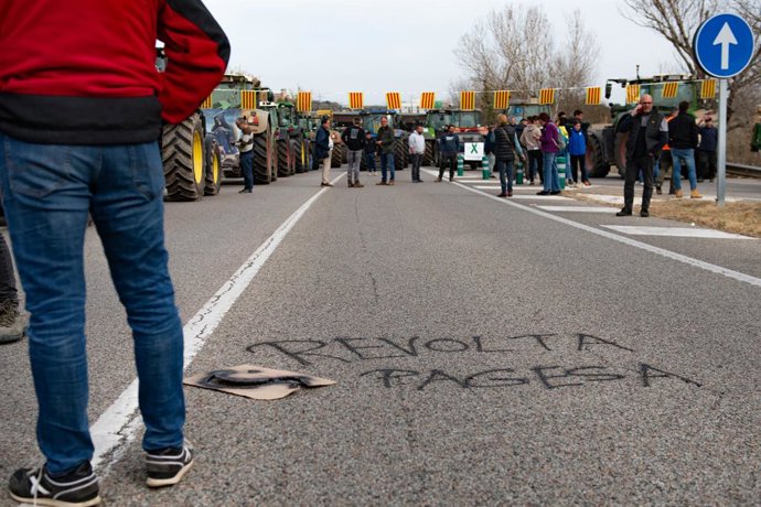 Agricultores y ganaderos durante una concentración de tractores, a 6 de febrero de 2024, en Mediny, Girona (España). Agricultores y ganaderos de toda España han sacado sus tractores a las carreteras desde esta madrugada para pedir mejoras en el sector,