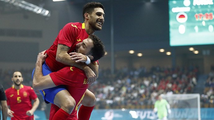 Adolfo y Raúl Gómez celebran uno de los goles en el segundo amistoso entre Alemania y España