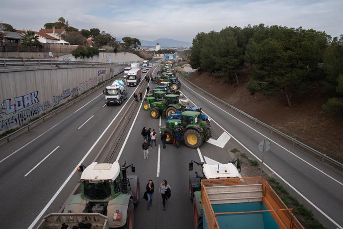Uns 150 tractors han tallat aquest dimarts sobre les 16 hores la carretera C-17, sentit sud, a l'altura de Parets del Valls.