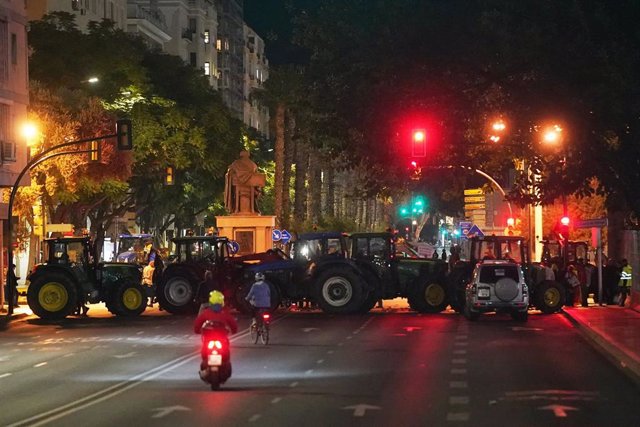 Varios centenares de agricultores bloquean los accesos al puerto de Málaga como protesta por la competencia desleal y los baos precios de frutas y hortalizas, a 6 de febrero de 2024 en Málaga (Andalucía, España)