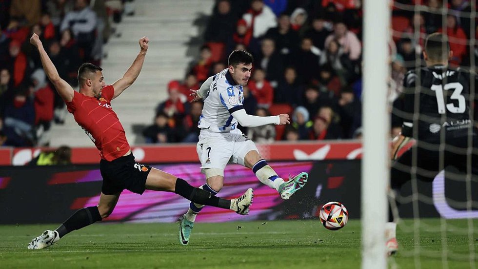 Ander Barrenetxea intenta el disparo en el Mallorca-Real Sociedad de semifinales de la Copa del Rey 2023-2024
