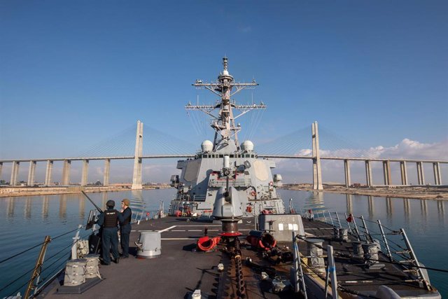 Archivo - Imagen de archivo del destructor de misiles guiados 'USS Laboon' de la Armada de EEUU por el Canal de Suez en apoyo de la 'Operación Guardián de la Prosperidad'