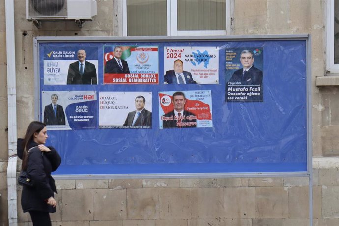 Carteles electorales de los candidatos a la Presidencia de Azerbaiyán en Bakú