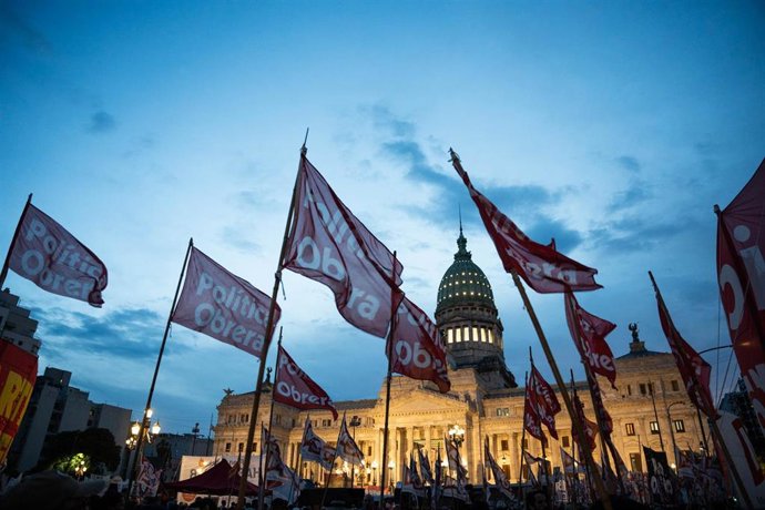 Manifestantes durante una protestas contra la ley Ómnibus', a 6 de febrero de 2024, en Buenos Aires (Argentina)